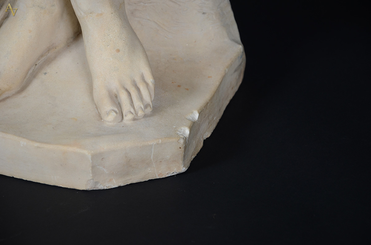 Escultura de resina e mármore representando figura feminina. Altura... - foto 2 de 2