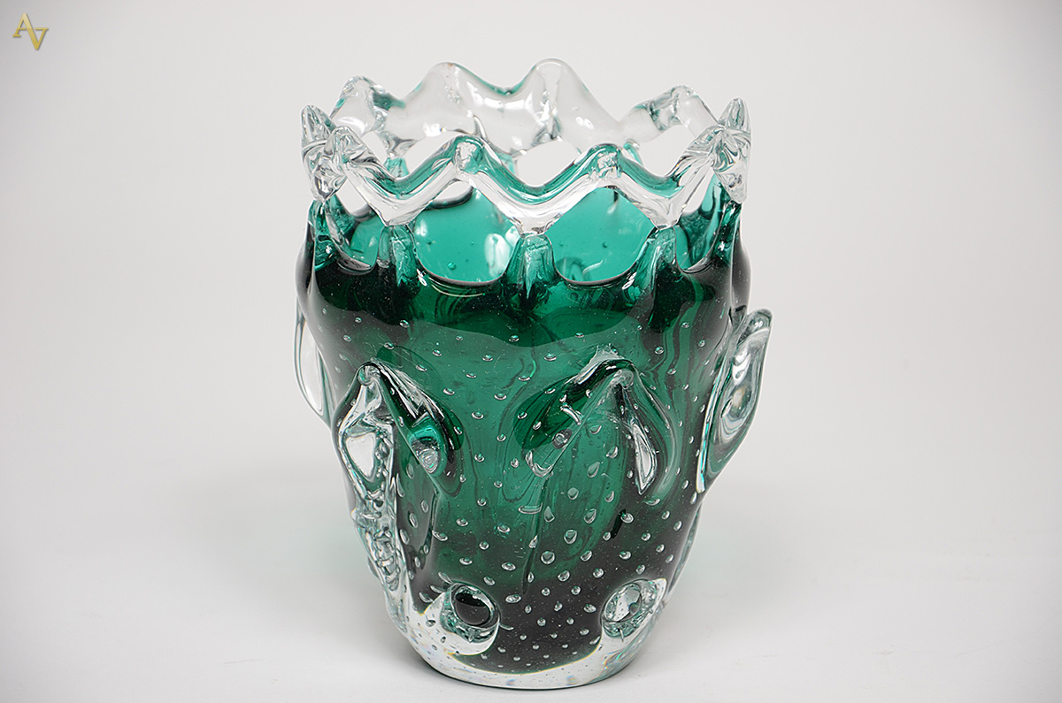 Vaso de murano na cor verde. Altura 20 cm.