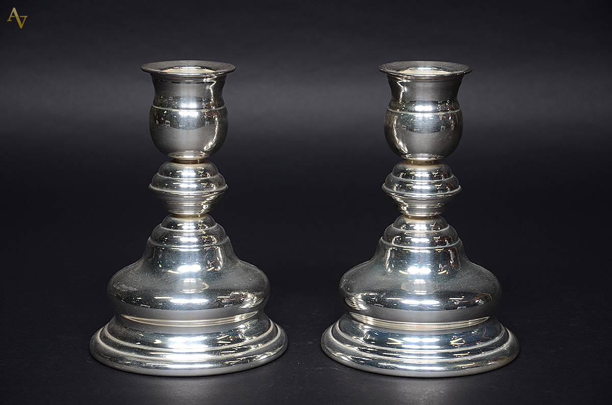 Par de castiçais em metal prateado Cardiff. Altura 21 cm.