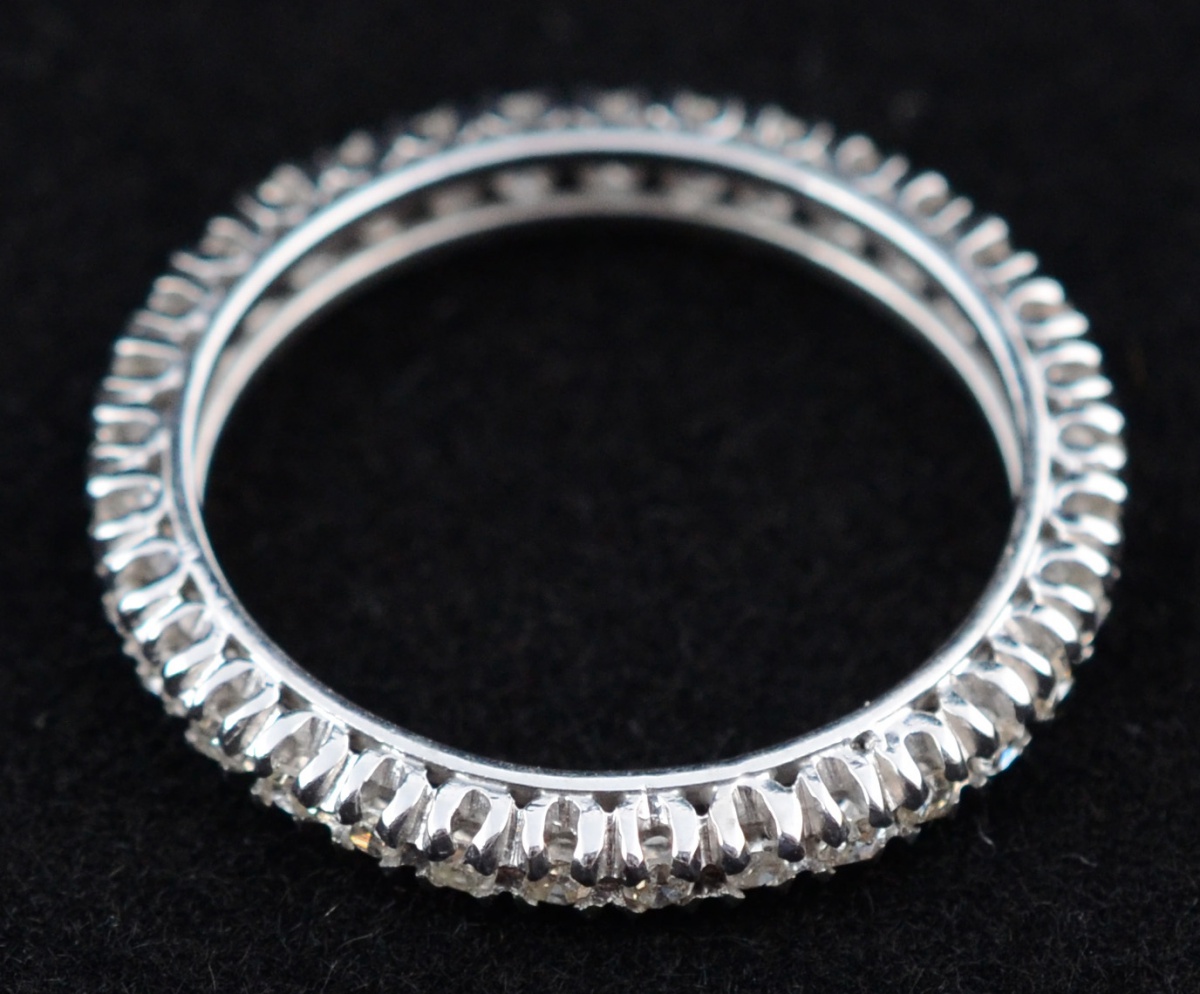 Aliança completa de ouro branco com aproximadamente 0.80 ct de...