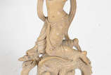 Par de Abatjoures de resina representando figur... - Par de Abatjoures de resina representando figuras femininas sobre animais estilizados. Acompanham cúpulas na cor bege.

 