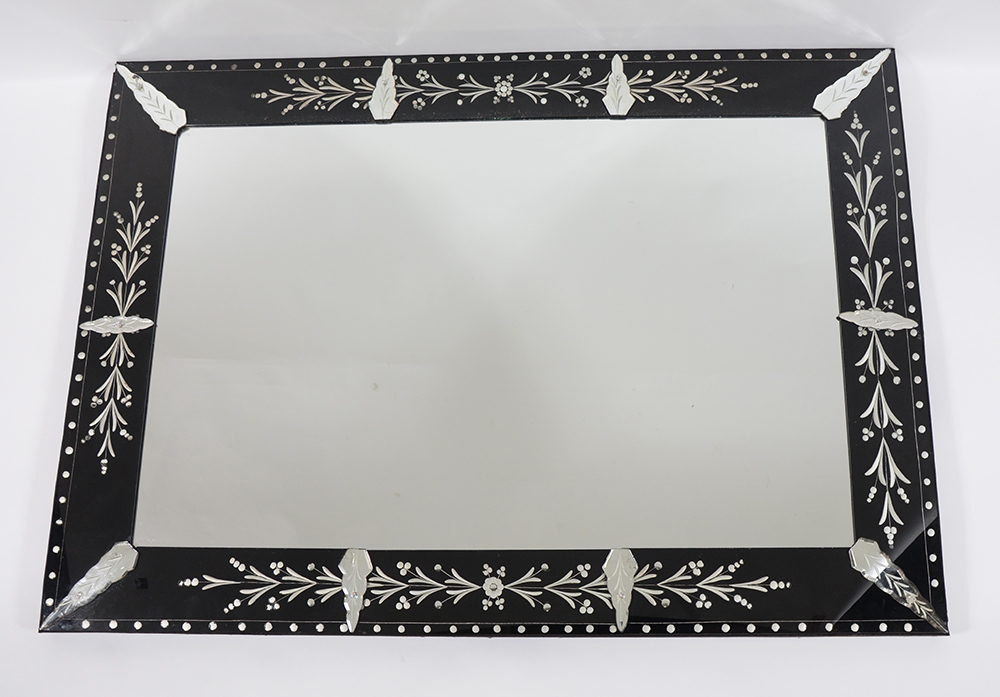 Espelho estilo veneziano com borda em preto. Medidas 1,00 x 1,37 m.