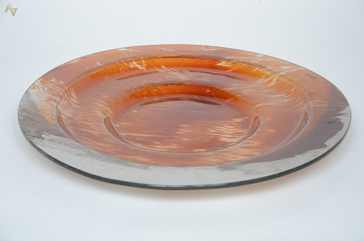 Prato de murano na cor âmbar. Diâmetro 54 cm.