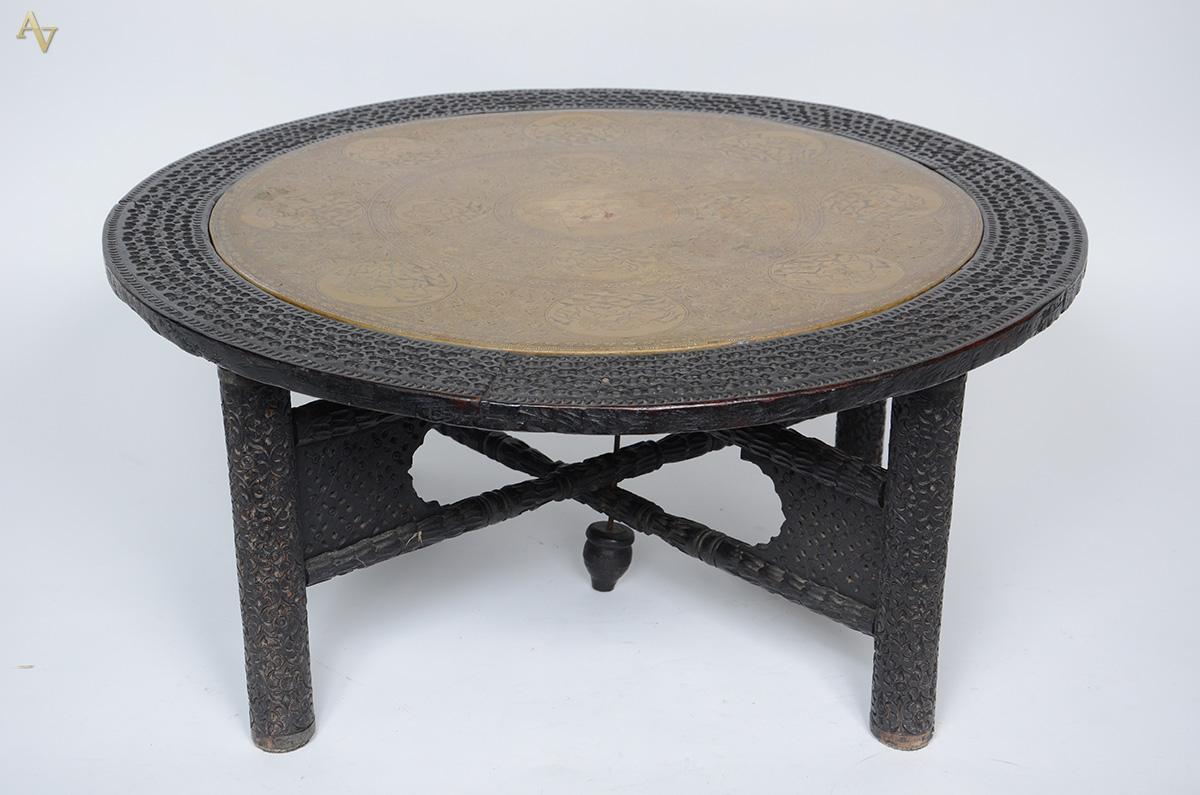 Mesa indiana de madeira com dentro de metal dourado. Altura 33 cm e...