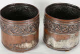 Dois cachepots de metal com guirlanda  floral e... - Dois cachepots de metal com guirlanda  floral em relevo (metal desgastado)