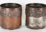 Dois cachepots de metal com guirlanda  floral e... - Dois cachepots de metal com guirlanda  floral em relevo (metal desgastado)