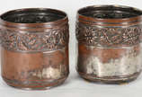Dois cachepots de metal com guirlanda  floral e... - Dois cachepots de metal com guirlanda  floral em relevo (metal desgastado)