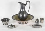Conjunto para toilette de pewter composto de ja... - Conjunto para toilette de pewter composto de jarra com bacia e mais 5 peças acessórias. Metal com desgastes.