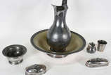 Conjunto para toilette de pewter composto de ja... - Conjunto para toilette de pewter composto de jarra com bacia e mais 5 peças acessórias. Metal com desgastes.