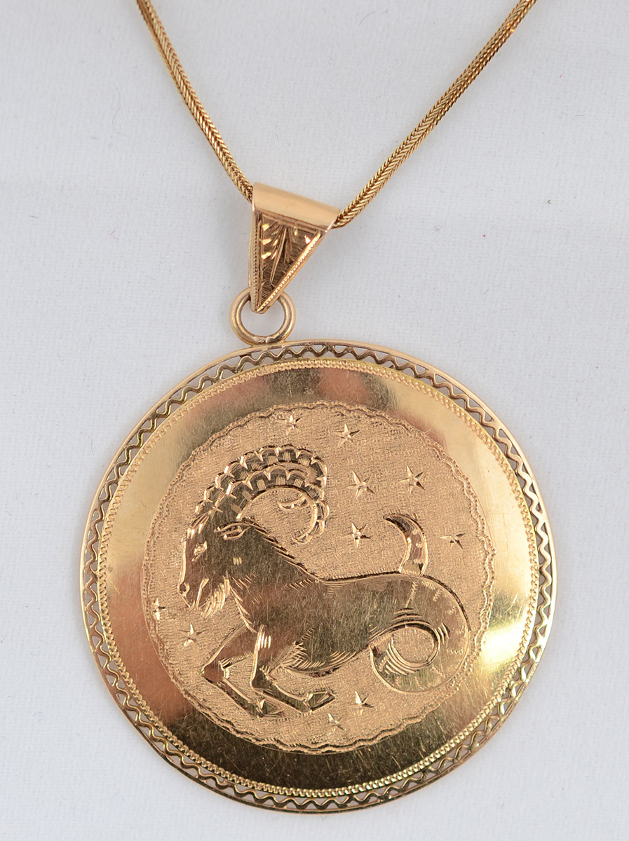 Cordão em ouro 18 k com medalhão em ouro 18 k trabalhado (diâmetro 4... - foto 1 de 2