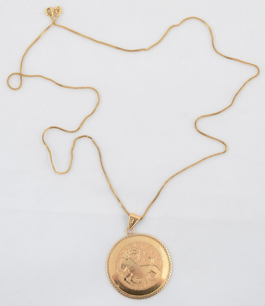 Cordão em ouro 18 k com medalhão em ouro 18 k trabalhado (diâmetro 4... - foto 2 de 2