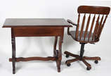 Mesa de escritorio de madeira nobre, pernas em ... - Mesa de escritorio de madeira nobre, pernas em forma de lira, acompanha cadeira