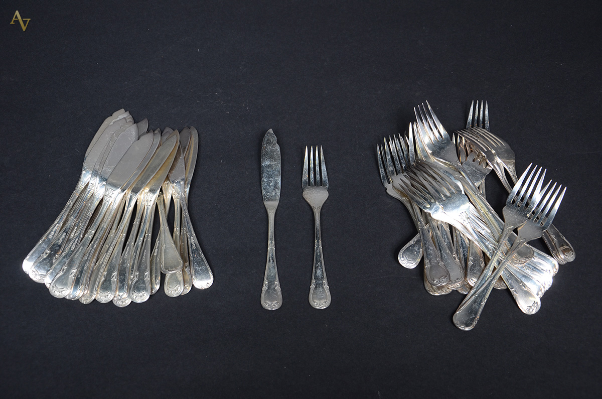 Vinte e sete talheres para peixe de metal prateado.