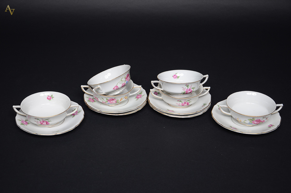 Seis taças para consome com pires de porcelana branca com flores em...