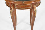 Mesa oval  estilo Francês de madeira nobre parq... - Mesa oval  estilo Francês de madeira nobre parquetada, tampo de mármore verde e aplicações de bronze.
