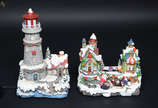 Duas peças para decoração natalina, sendo farol... - Duas peças para decoração natalina, sendo farol (medidas 20 x 14 cm e altura 35 cm) e fábrica (medidas 26 x 14 cm e altura 24 cm). Acompanha fonte.