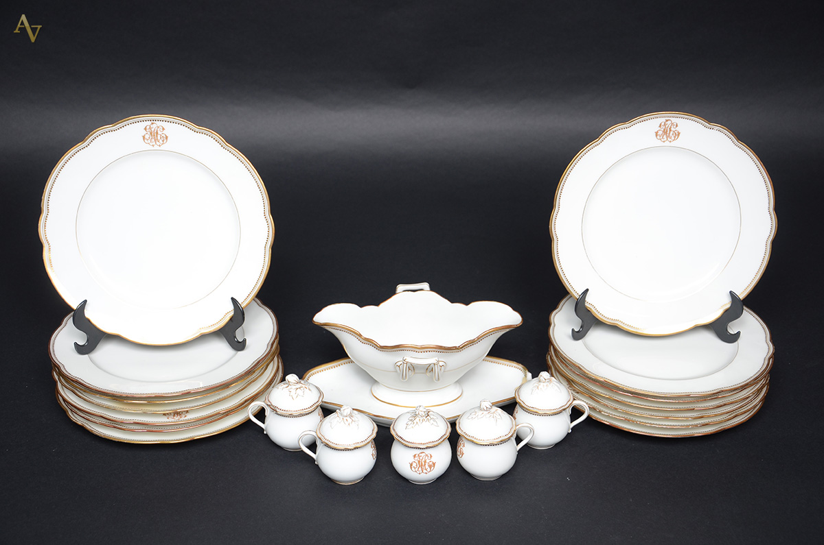 Diversas peças de porcelana francesa, sendo Quatorze pratos com... - foto 1 de 3