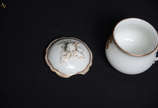 Diversas peças de porcelana francesa, sendo Qua... - Diversas peças de porcelana francesa, sendo Quatorze pratos com monograma, molheira e cinco cremeiras. (Molheira com quebrado na ponta e quase t...