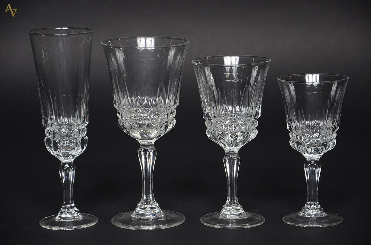 Serviço de cristal, sendo 12 flutes, 10 cálices para água, 9 cálices...