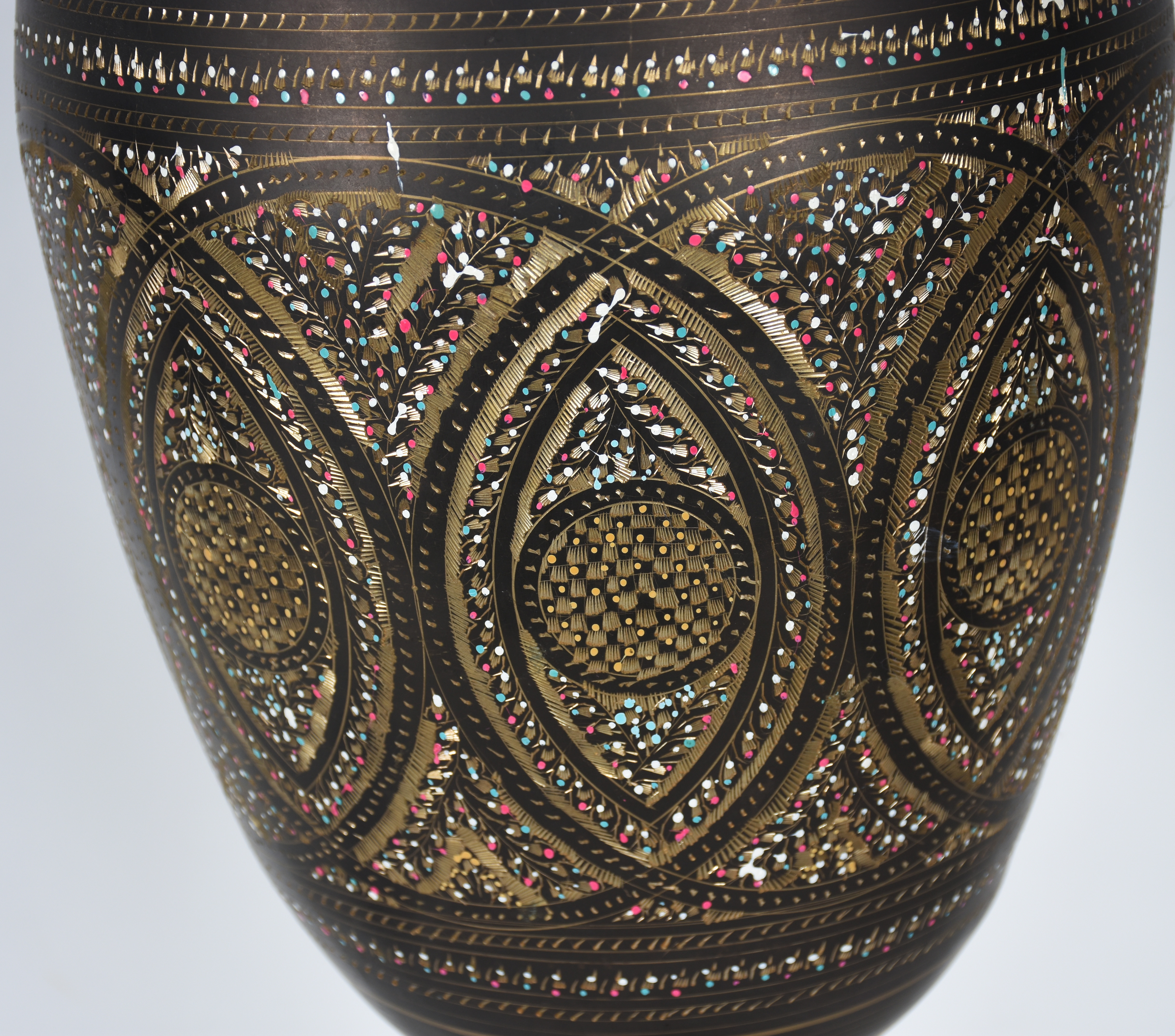 Vaso Paquistanês de metal trabalhado á mão - foto 2 de 3