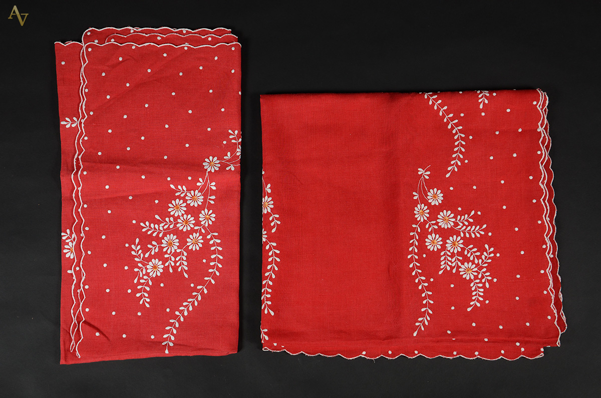 Duas toalhas vermelhas de linho com bordados. Medidas 1,25 x 1,25 m e...