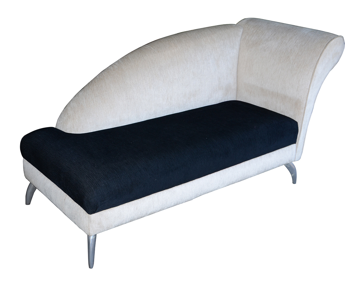 Recamier moderno estofado e forrado com tecido nas cores bege e...