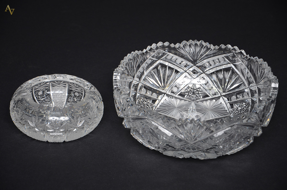 Duas peças de cristal lapidado, sendo saladeira (diâmetro 22,5 cm e...