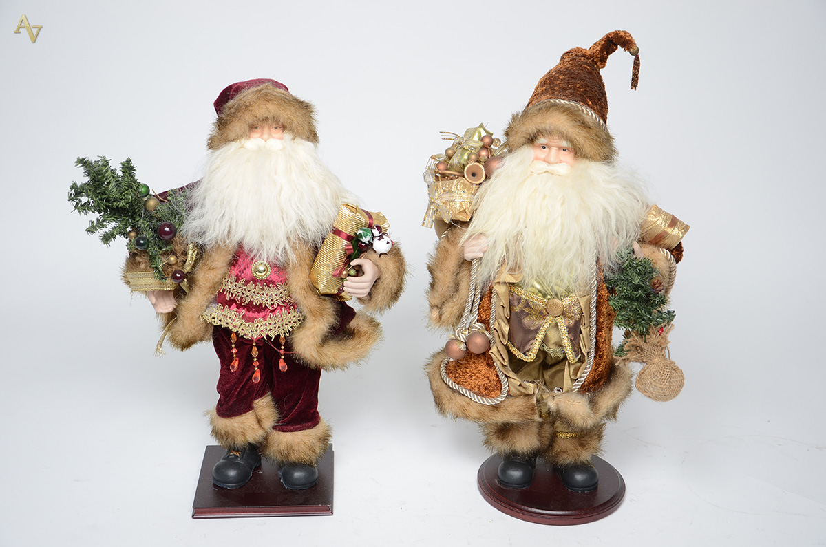 Duas figuras de Papai Noel. Alturas 46 e 50 cm.