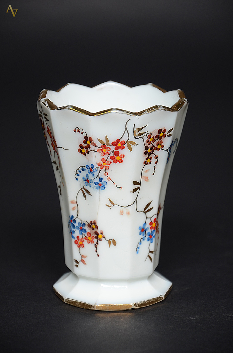 Vaso de opalina européia decorado com flores. Altura 11 cm. - foto 1 de 2