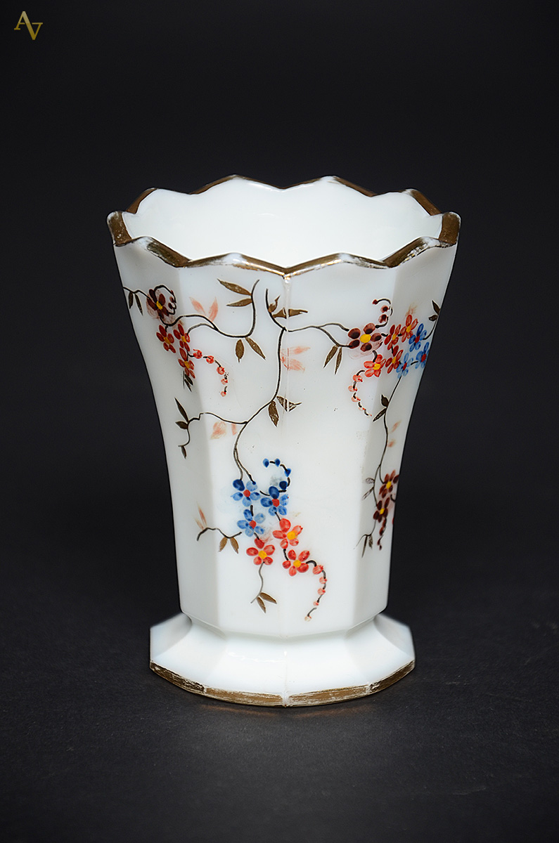 Vaso de opalina européia decorado com flores. Altura 11 cm. - foto 2 de 2