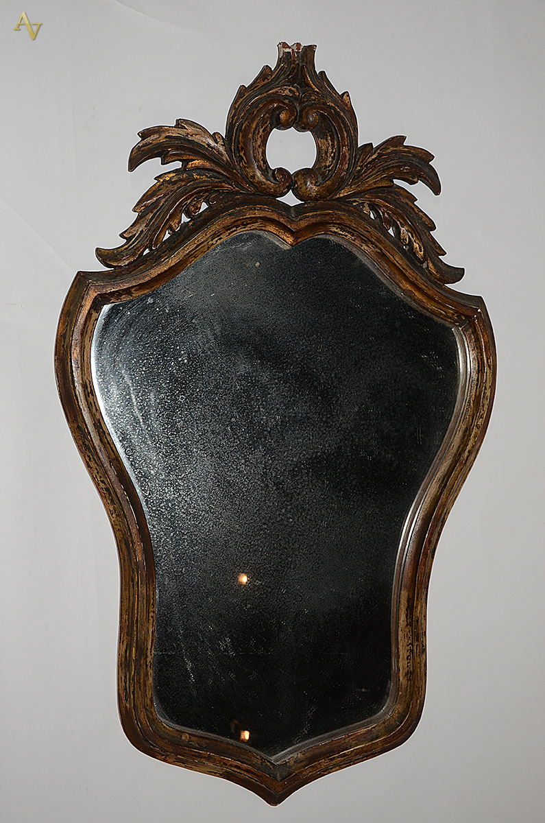 Espelho com moldura de madeira patinada. Medidas 80 x 48 cm.
