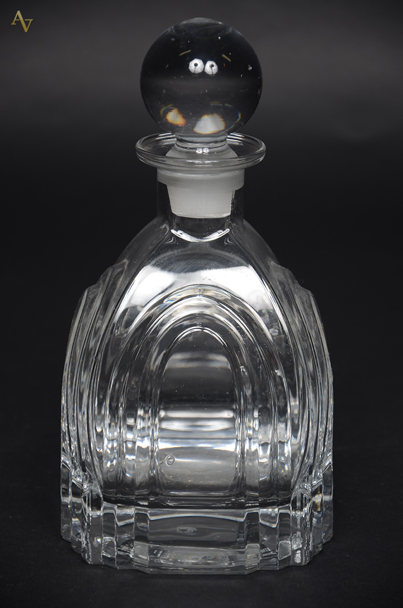 Garrafa em cristal italiano. Altura 23 cm.