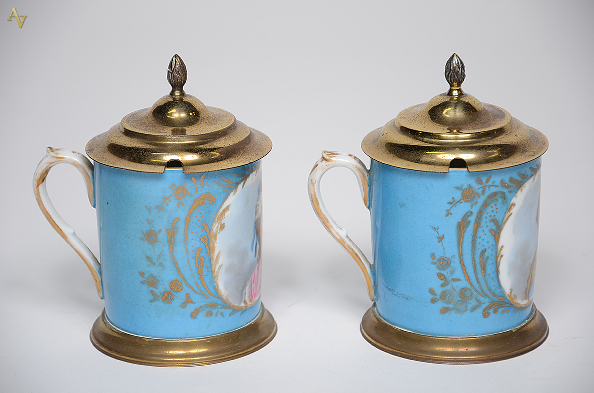 Par de canecas de porcelana de Sevres na cor azul turquesa, tampas de... - foto 1 de 2