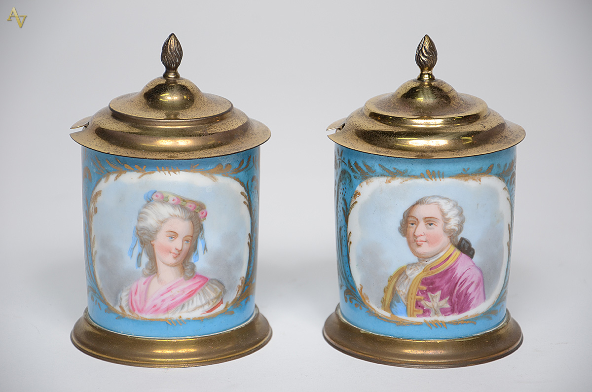 Par de canecas de porcelana de Sevres na cor azul turquesa, tampas de... - foto 2 de 2