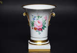 Vaso de porcelana portuguesa Vista Alegre com f... - Vaso de porcelana portuguesa Vista Alegre com flores em policromia e realces dourados. Altura 26 cm.