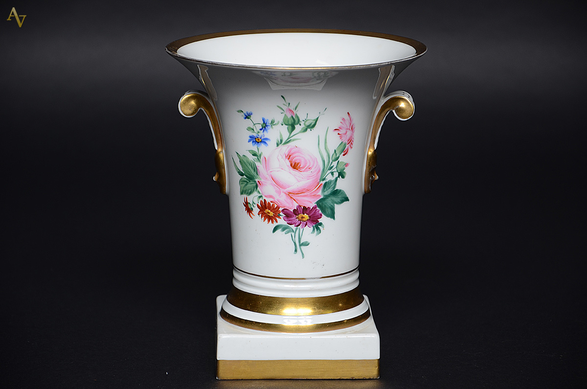 Vaso de porcelana portuguesa Vista Alegre com flores em policromia e... - foto 1 de 3