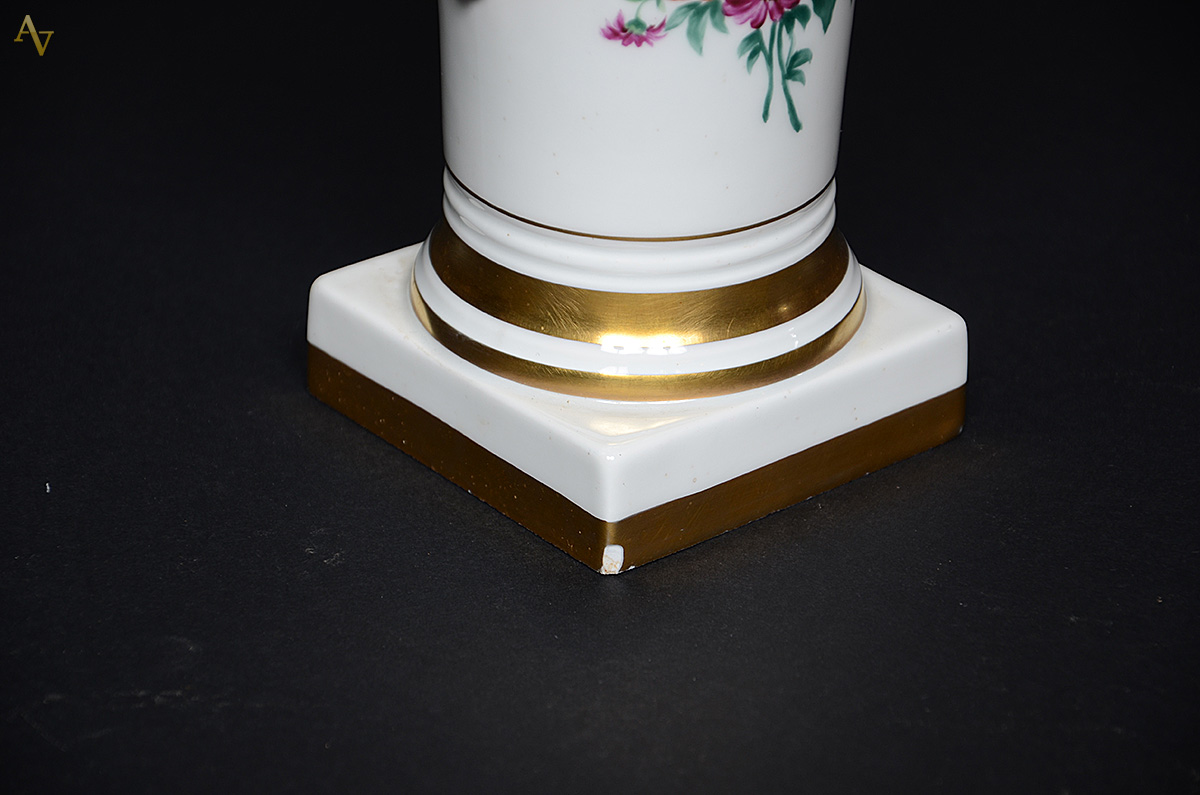 Vaso de porcelana portuguesa Vista Alegre com flores em policromia e... - foto 3 de 3