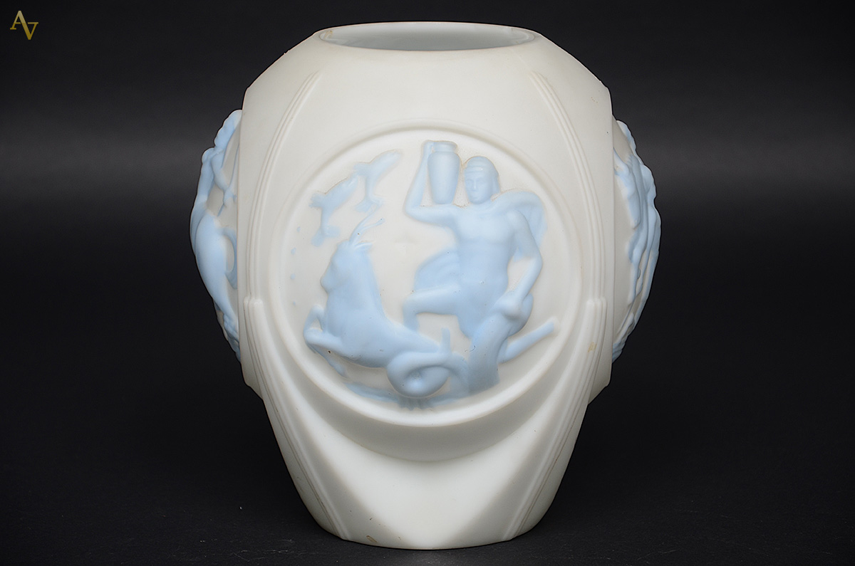 Vaso Art Deco de opalina branca com figuras em relevo azul. Altura 26... - foto 1 de 4