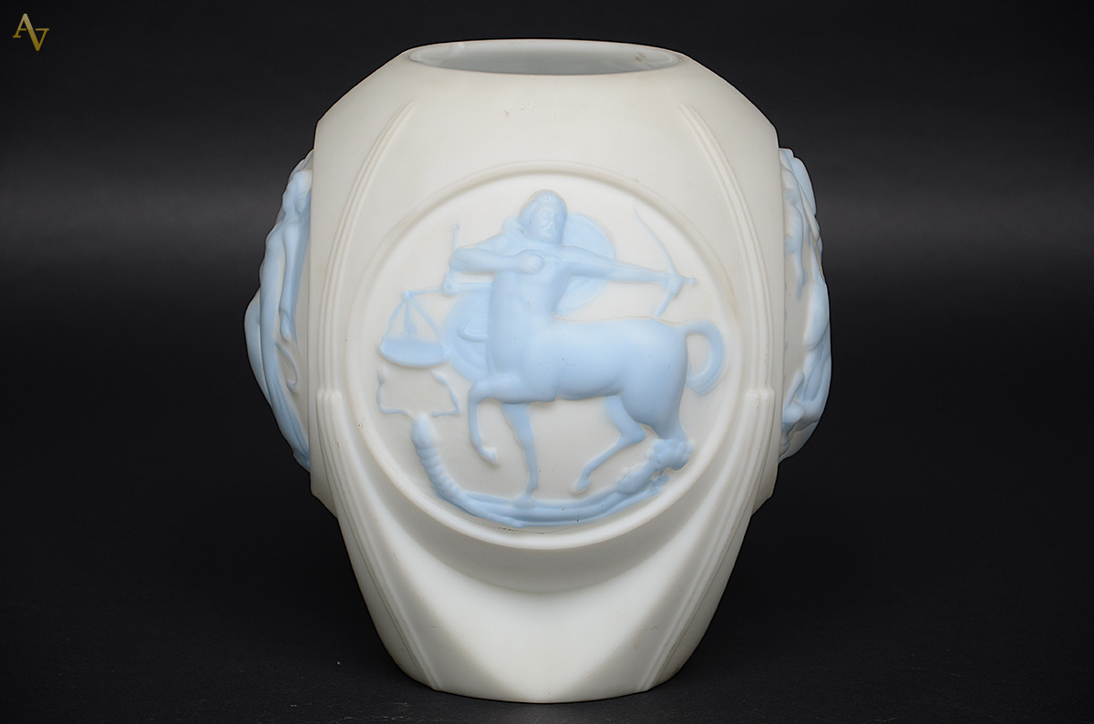 Vaso Art Deco de opalina branca com figuras em relevo azul. Altura 26... - foto 2 de 4