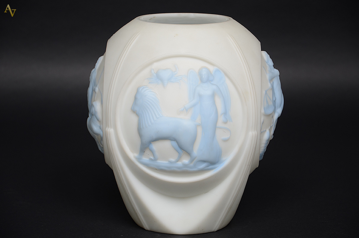 Vaso Art Deco de opalina branca com figuras em relevo azul. Altura 26... - foto 3 de 4