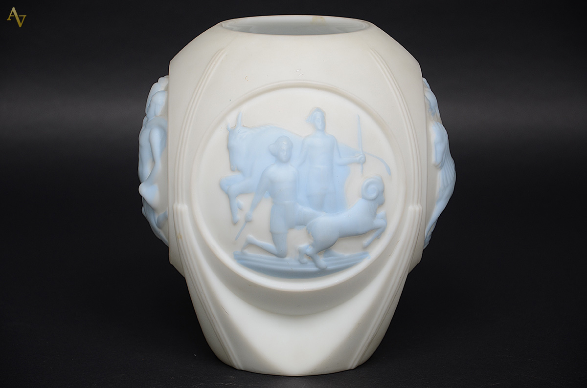 Vaso Art Deco de opalina branca com figuras em relevo azul. Altura 26... - foto 4 de 4
