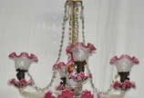 Lustre de opalina rosa e branca com flores em p... - Lustre de opalina rosa e branca com flores em policromia, para 4 luzes