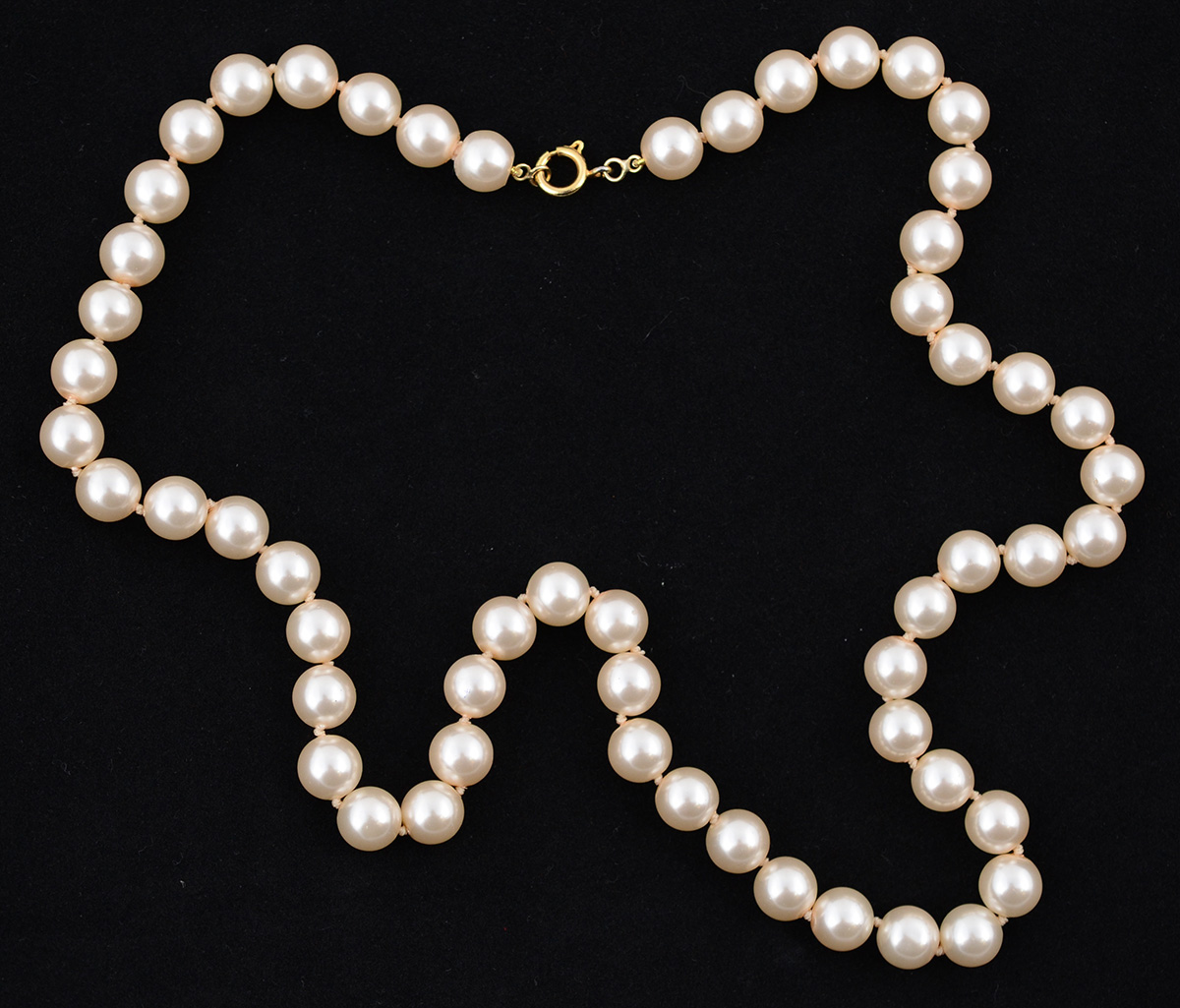 Colar de pérolas (aproximadamente 9 mm) com fecho de ouro 18 k...