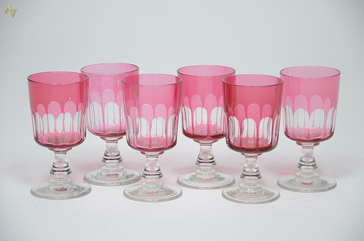 Seis cálices de cristal doublé rosa lapidados.