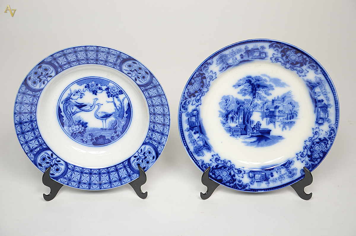Dois pratos de porcelana inglesa azul borrão, sendo um raso (diâmetro...