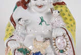 Estatueta de porcelana oriental policromada rep... - Estatueta de porcelana oriental policromada representando "Buda da felicidade, figura sentada com 5 crianças".