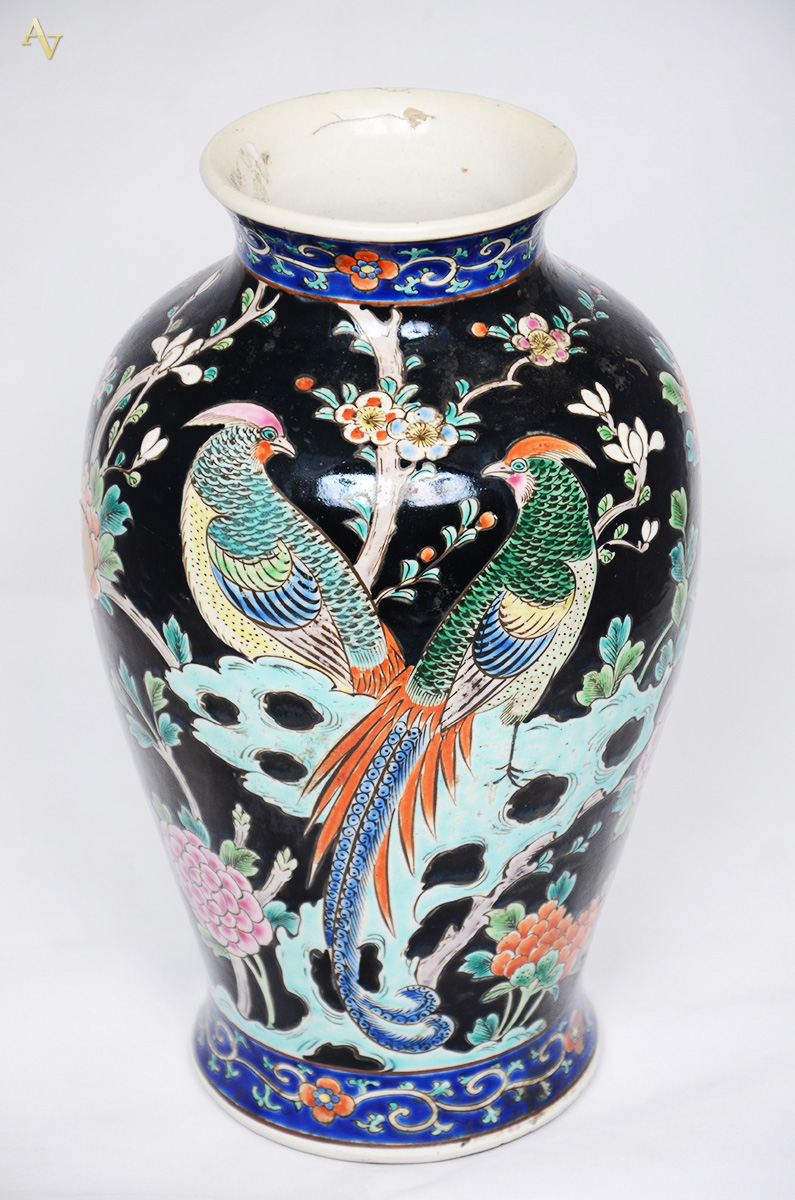 Vaso de porcelana com pássaros e flores. Altura 30 cm.
