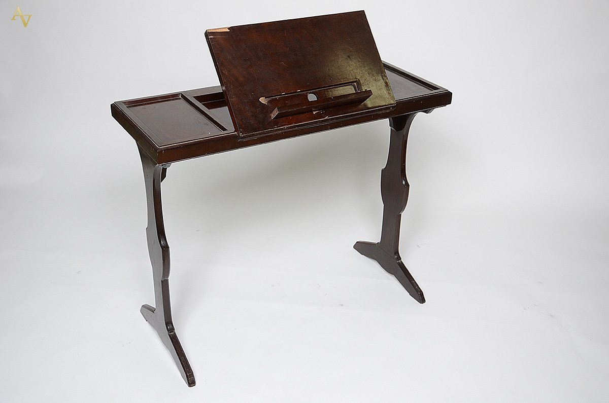 Mesa de madeira com porta partitura. Medidas 0,91 x 0,37 m e altura... - foto 1 de 2