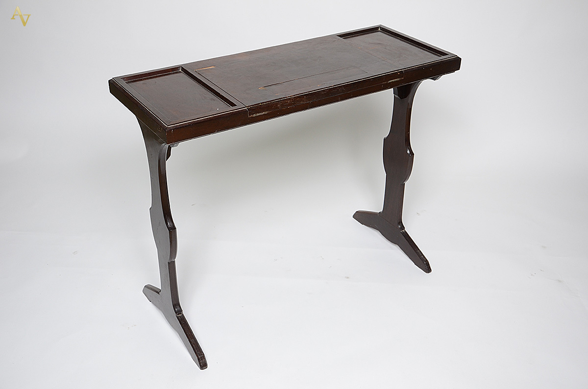 Mesa de madeira com porta partitura. Medidas 0,91 x 0,37 m e altura... - foto 2 de 2