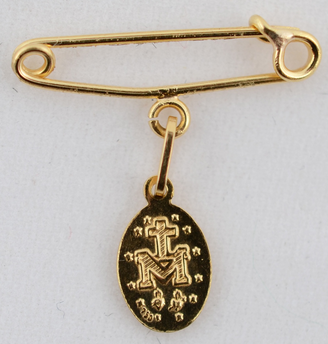 Alfinete com medalha de santo em ouro. Peso total 0,8 g. - foto 1 de 2
